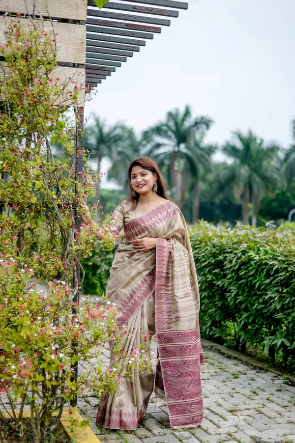Beige_&_Magenta_Tussar_Silk_Woven_Trendy_Saree