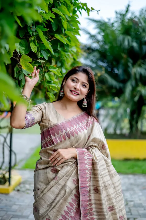 Beige_&_Magenta_Tussar_Silk_Woven_Trendy_Saree