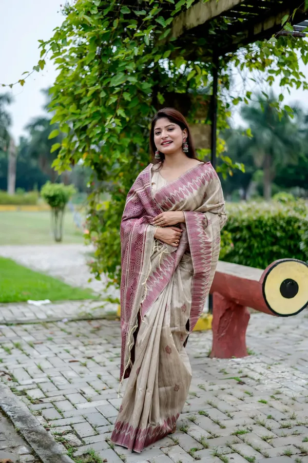 Beige_&_Magenta_Tussar_Silk_Woven_Trendy_Saree