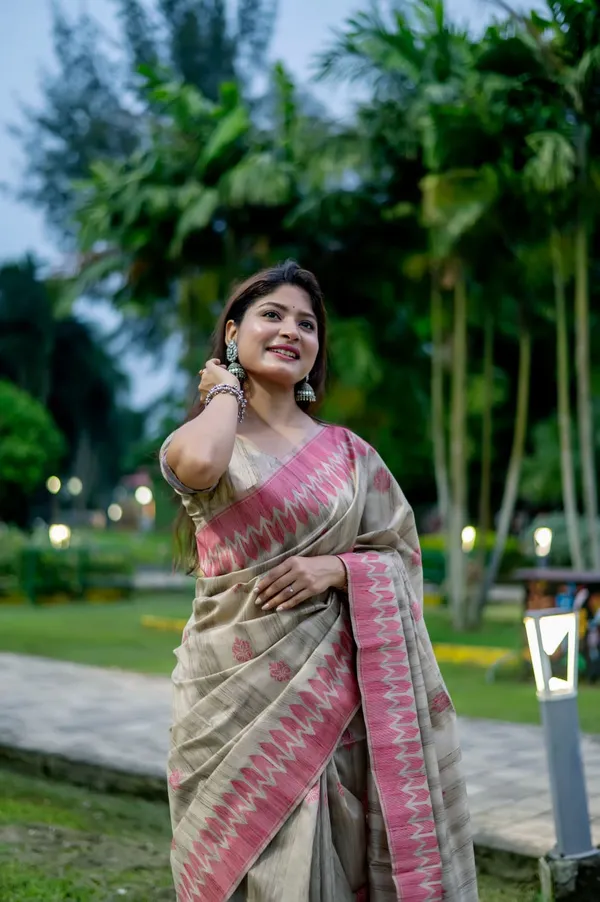Beige_&_Pink_Tussar_Silk_Woven_Trendy_Saree