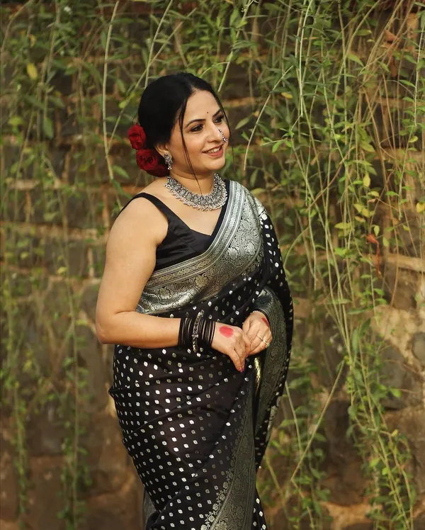 Black_Soft_Banarasi_Silk_Saree_With_Blouse_Piece_For_Women