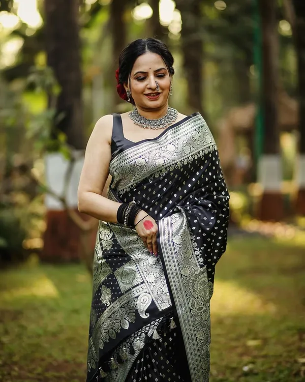 Black_Soft_Banarasi_Silk_Saree_With_Blouse_Piece_For_Women