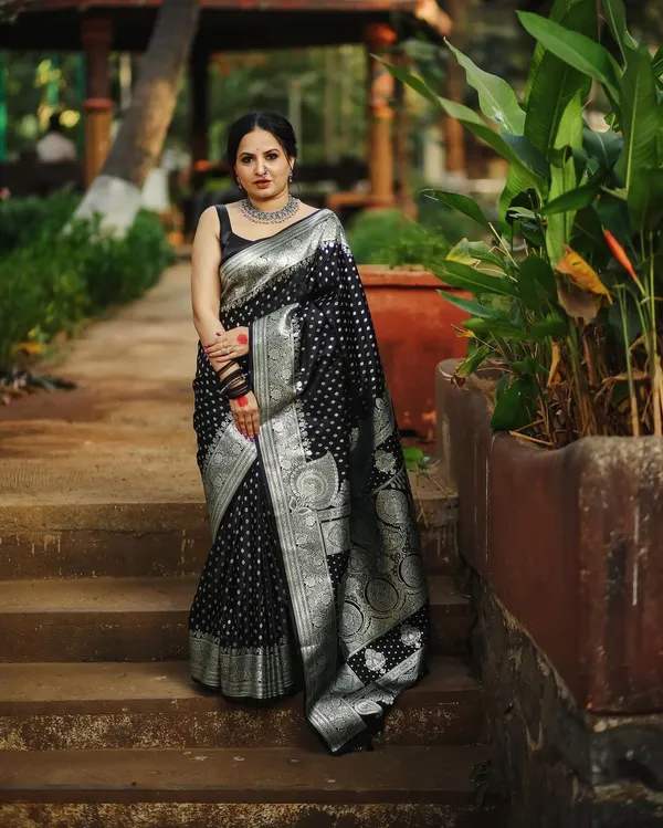 Black_Soft_Banarasi_Silk_Saree_With_Blouse_Piece_For_Women