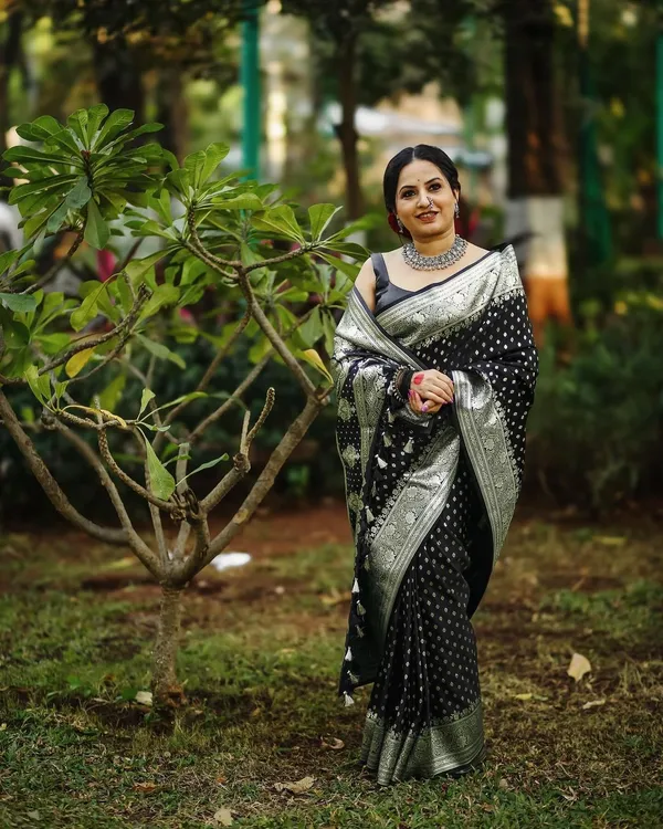 Black_Soft_Banarasi_Silk_Saree_With_Blouse_Piece_For_Women