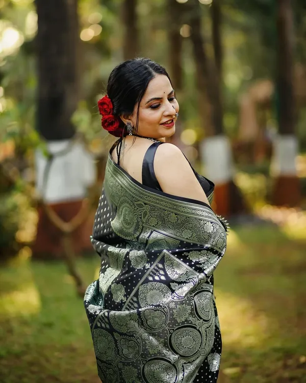 Black_Soft_Banarasi_Silk_Saree_With_Blouse_Piece_For_Women