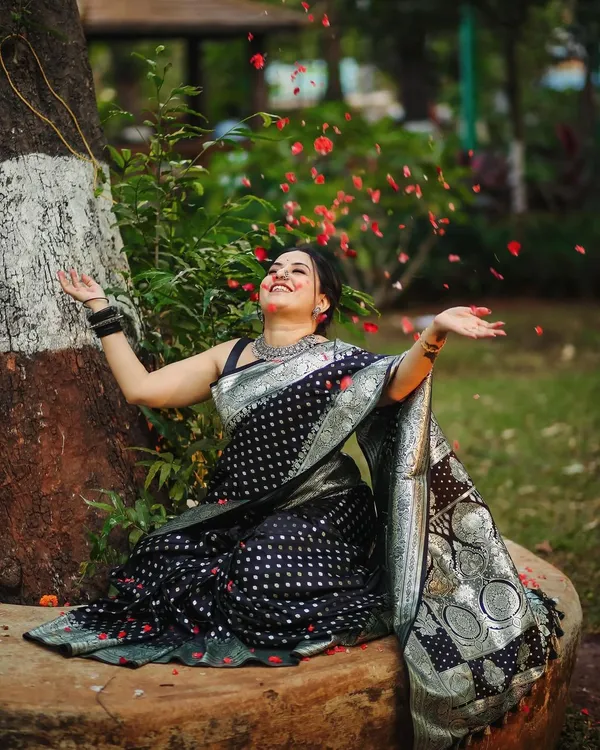 Black_Soft_Banarasi_Silk_Saree_With_Blouse_Piece_For_Women