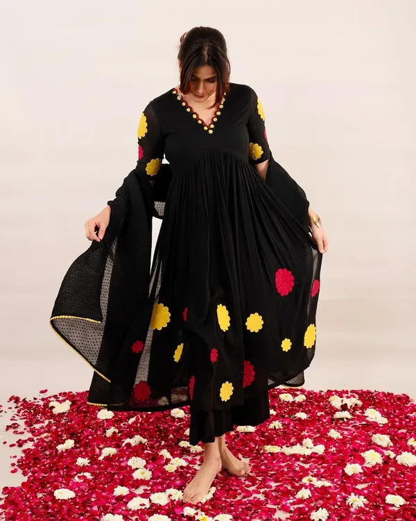 https://d1311wbk6unapo.cloudfront.net/NushopCatalogue/tr:f-webp,w-600,fo-auto/Black_Kurta_Set__With_Floral_Embroidered_Work_83K1V4CSCU_2024-07-17_5.jpg