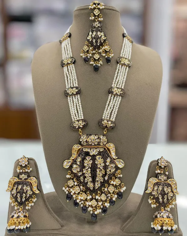 Black_Necklace_Set_and_Earrings_with_Mangtika
