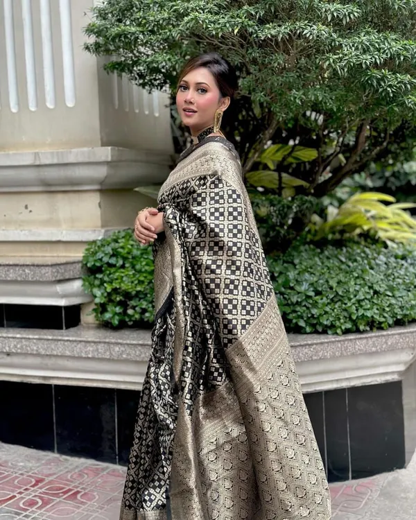 Black_Soft_Banarasi_Silk_Saree_With_Blouse_Piece_For_Women