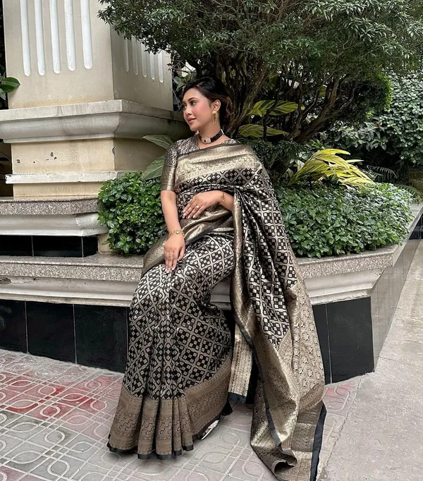 Black_Soft_Banarasi_Silk_Saree_With_Blouse_Piece_For_Women