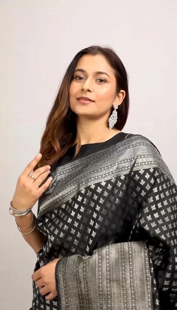 Black_Cotton_Silk_Saree_With_Blouse_Piece_For_Women