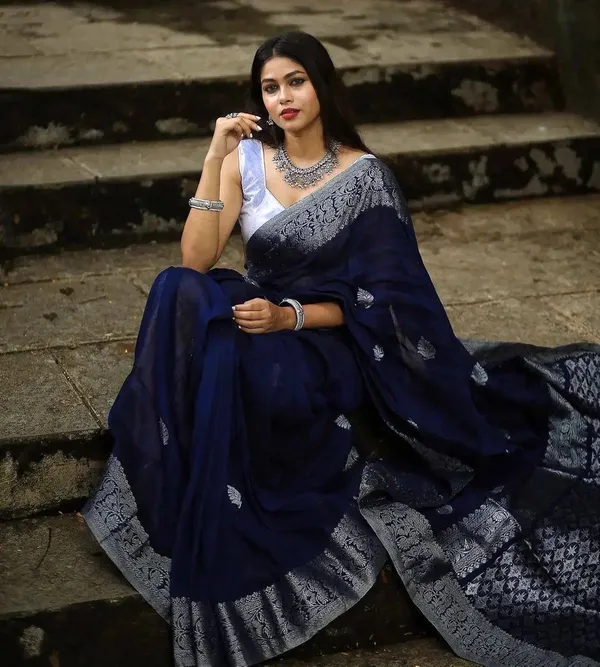 https://d1311wbk6unapo.cloudfront.net/NushopCatalogue/tr:f-webp,w-600,fo-auto/Blue_Zari_Woven_Banarasi_Silk_Saree__BB1QW9UCGE_2022-12-21_1.jpg__Urban Cultry