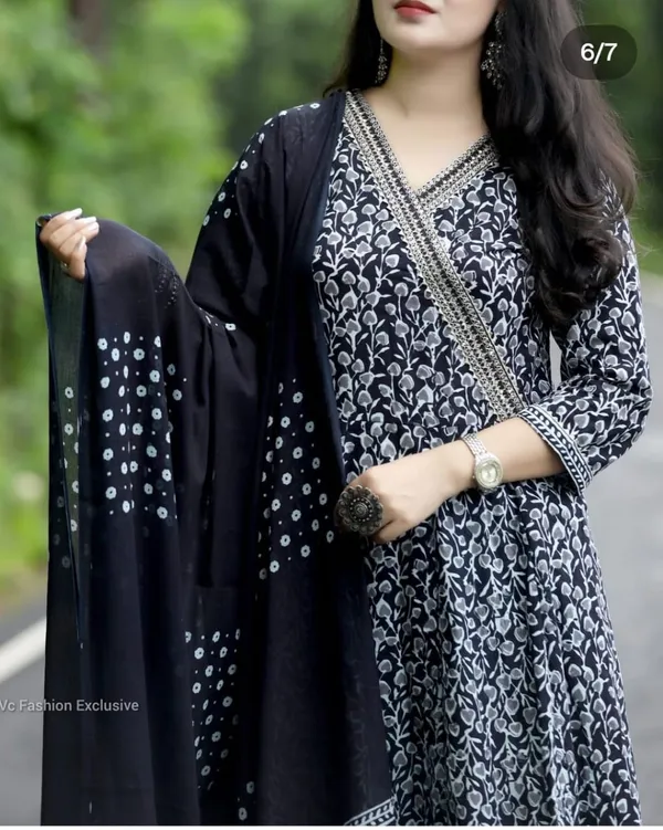 Black_and_White_Viscose_Rayon_Kurta_With_Pant_&_Dupatta_Set_.