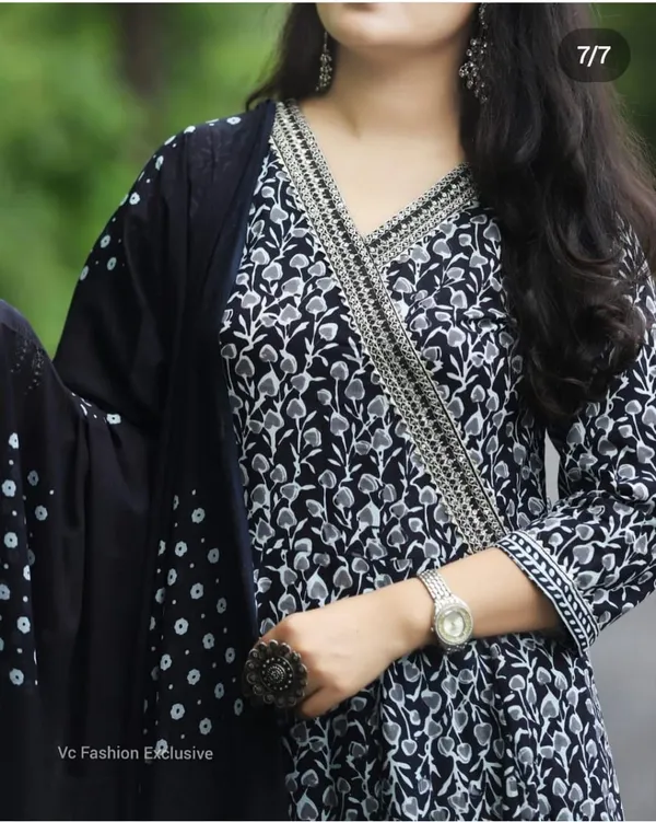 Black_and_White_Viscose_Rayon_Kurta_With_Pant_&_Dupatta_Set_.