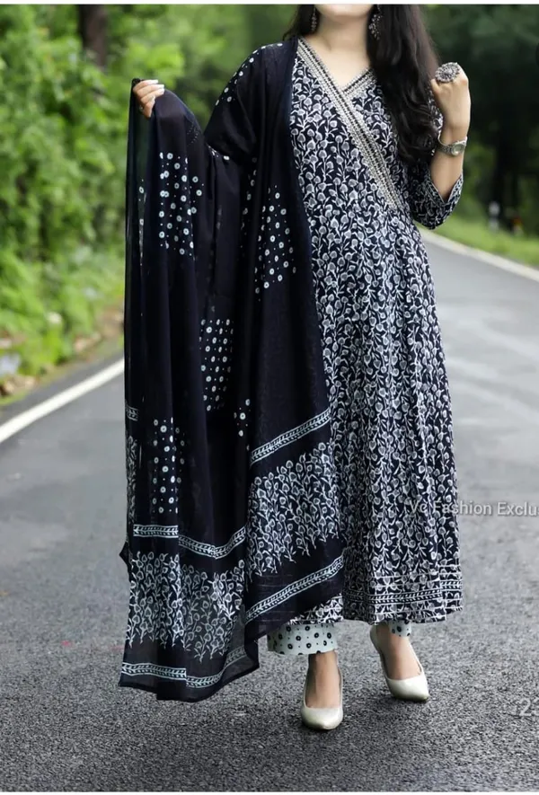 Black_and_White_Viscose_Rayon_Kurta_With_Pant_&_Dupatta_Set_.