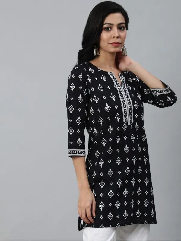 Women's_Black_Cotton_Printed_Causal_Regular_Fit_Tunic_Top