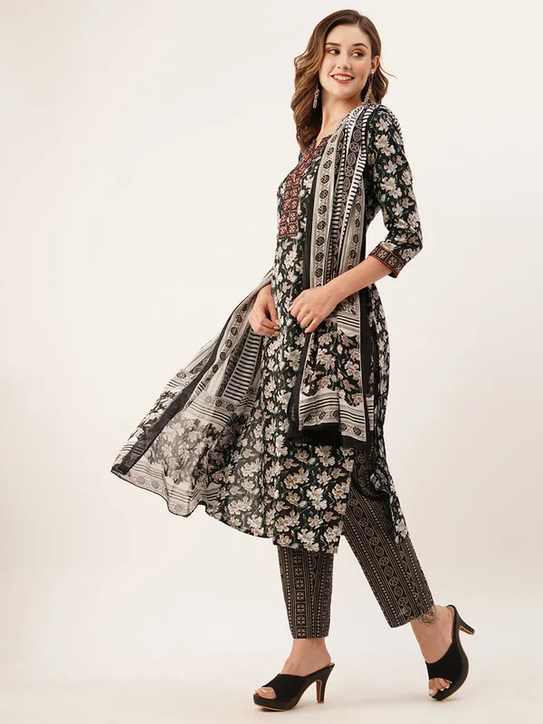 Cotton_Botanical_Print_Straight_Kurta_Pant_With_Dupatta_Set_For_Women