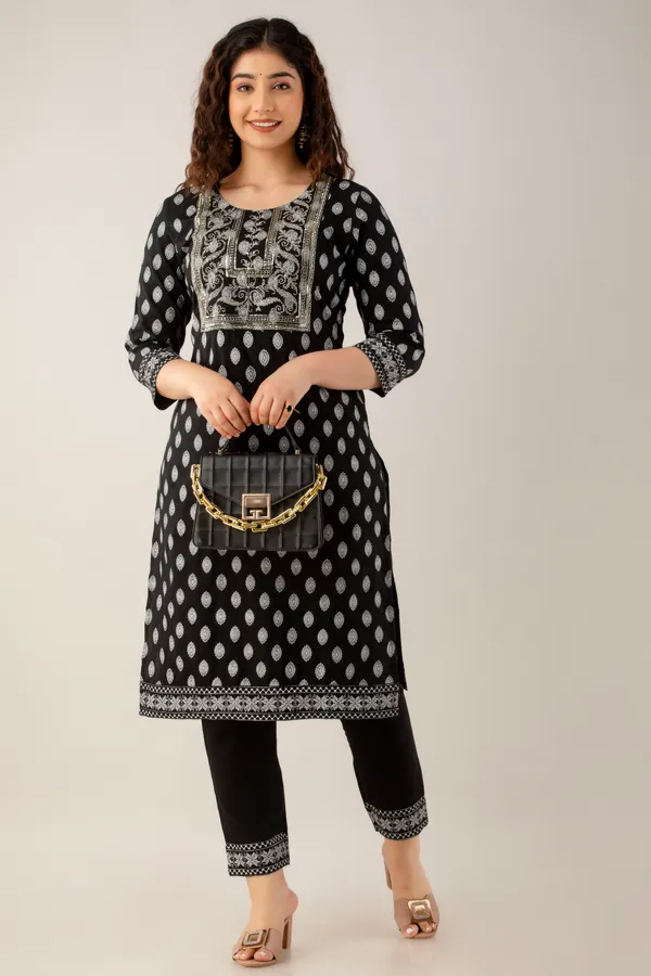 Black_Rayon_Printed_Half_Sleeve_Kurti_&_Pent_Set