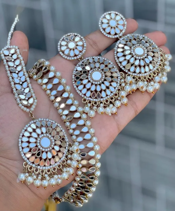 White_Gold_Pakistani_Work_Chokerset_With_Earrings_And_Maangtikka