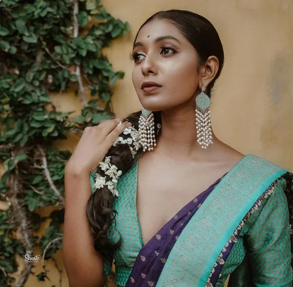 Navy_Blue_Banarasi_Silk_Saree_with_Blouse_Piece_For_Women