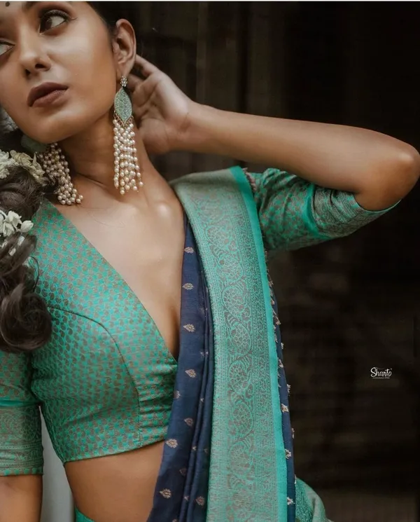 Navy_Blue_Banarasi_Silk_Saree_with_Blouse_Piece_For_Women