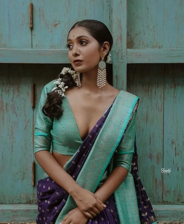 Navy_Blue_Banarasi_Silk_Saree_with_Blouse_Piece_For_Women