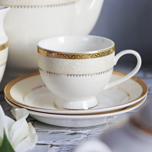 Crème_Gold_Cup_and_Saucer_Set_(6_Cups_and_6_Saucers)