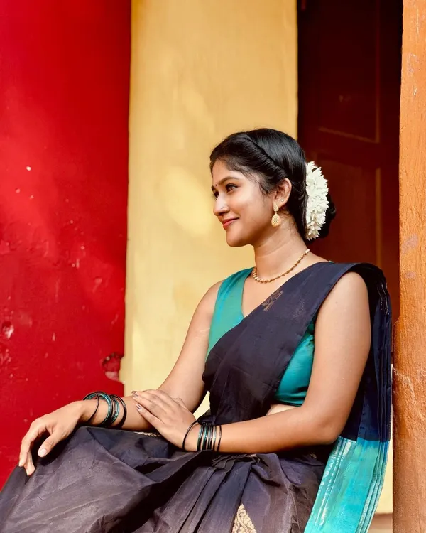 Black__Woven_Banarasi_Jacquard__Saree_With_Unstitched_Blouse