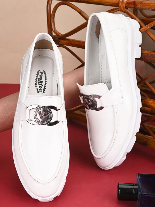 https://d1311wbk6unapo.cloudfront.net/NushopCatalogue/tr:f-webp,w-600,fo-auto/D-811-White_1697131128439_rnrywlf57ajsown.jpg__Dicy footwear