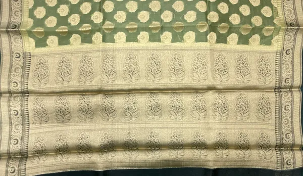 Humairah_Pure_Handloom_Pista_Green_Organza_Floral_Zari_Booti_with_Contrast_Dark_Green_Big_Floral_Boota_Pallu_Zari_Border_and_Dark_Green_Blouse