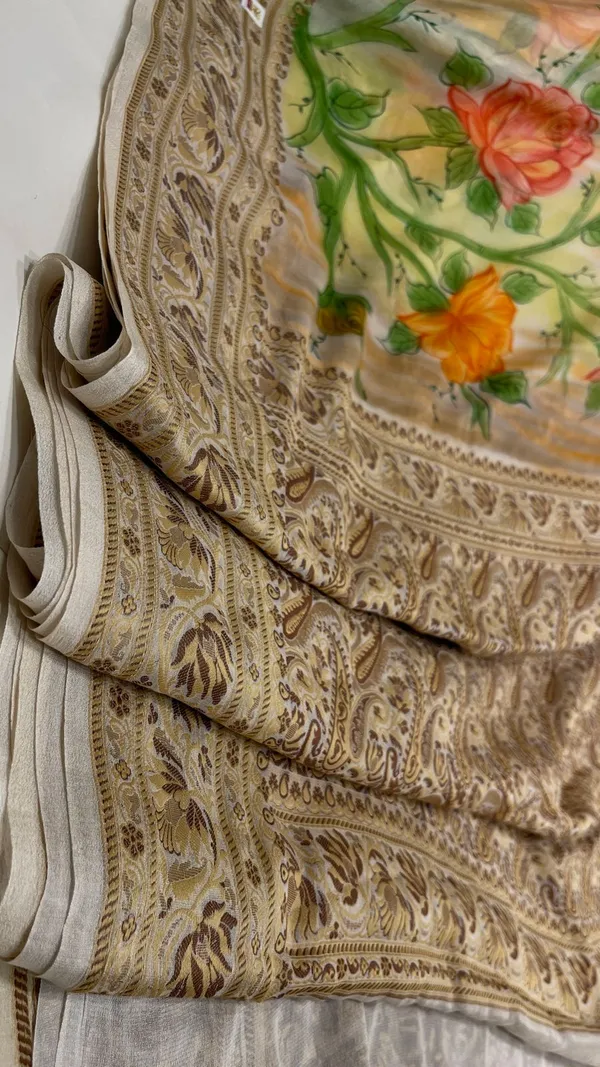 Humairah_Presents_Pure_Handloom_Beige_Chiffon_Floral_Digital_Print_Jaal_with_Paisley_Copper_Zari_Anchal_and_Border_with_Beige_Blouse