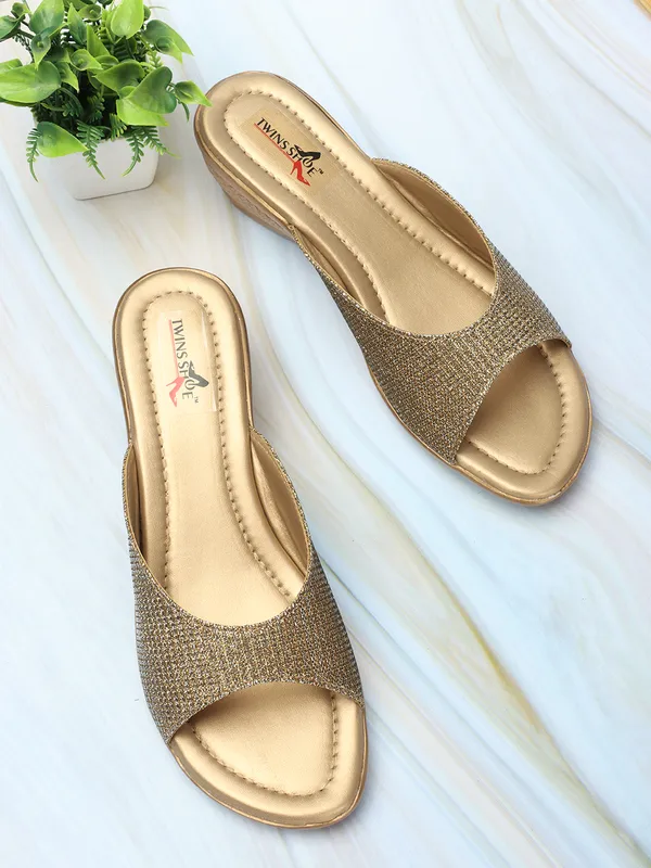 Shining_Strap_Ethnic_Copper_Wedge_Heels_(Antique)