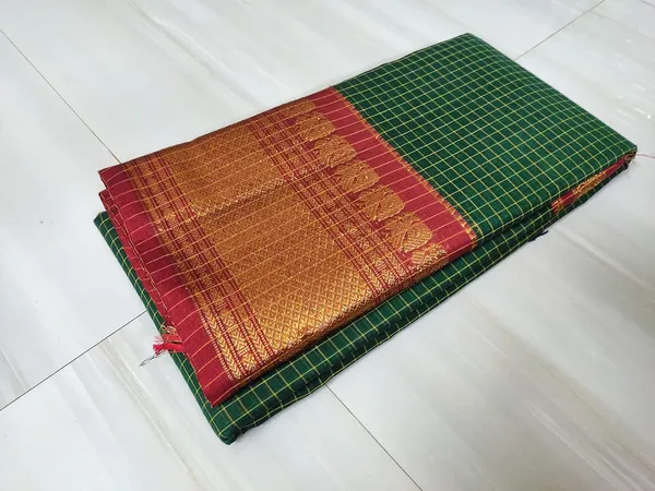 Narayanpet_Check_Cotton_Saree_With_Running_Blouse_Piece_For_Women