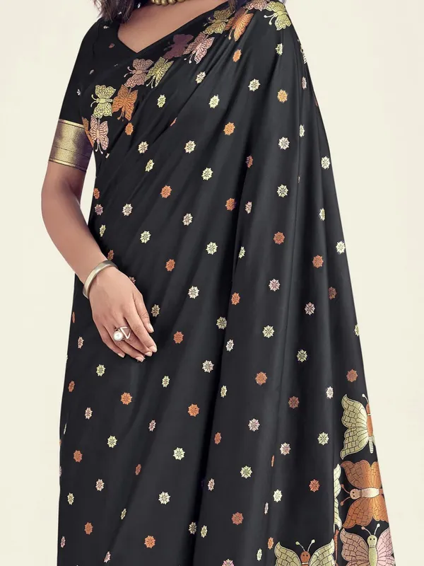 Black_Zari_Weaving_Banarasi_Silk_Saree_With_Blouse_For_Women