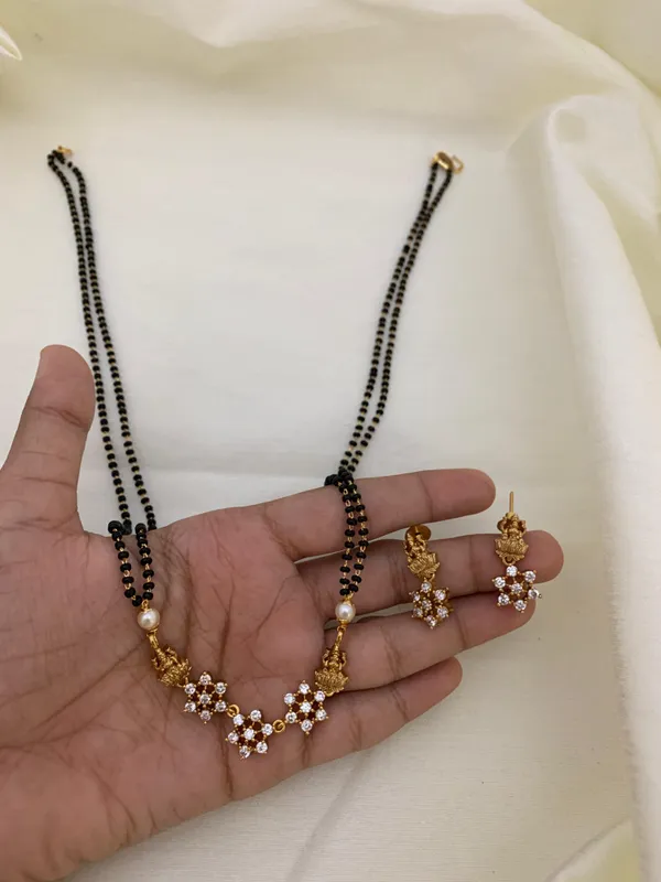 AVIRA_LAKSHMI_PENDANT_MANGALSUTRA_SET