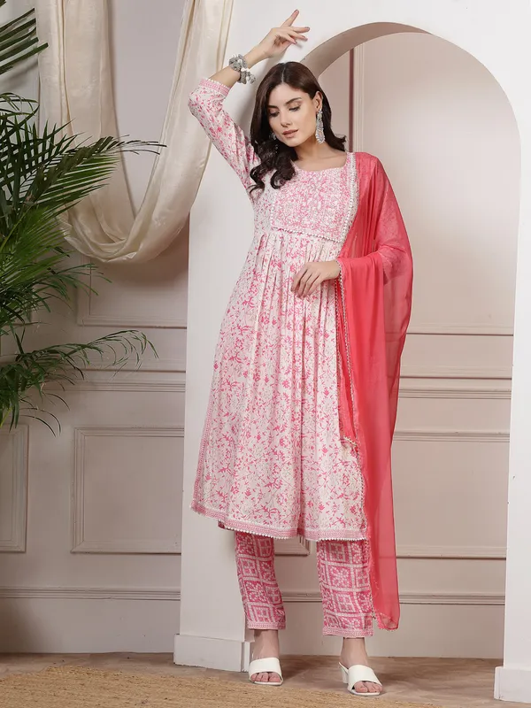 Modern_Ethnic_Wear_Kurti,_Pant_&_Dupatta