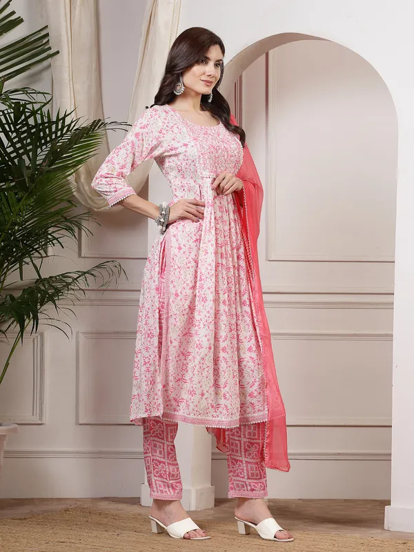 Modern_Ethnic_Wear_Kurti,_Pant_&_Dupatta