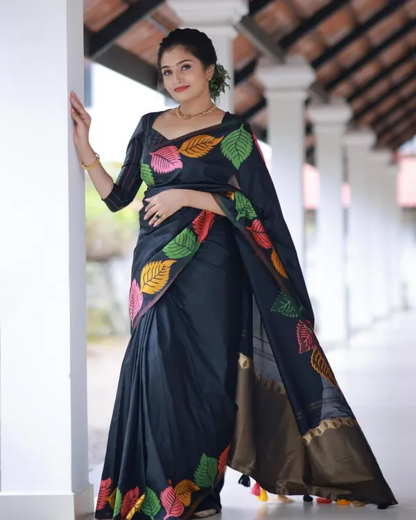 Black_Banarasi_Silk_Zari_Saree_With_Blouse_For_Women