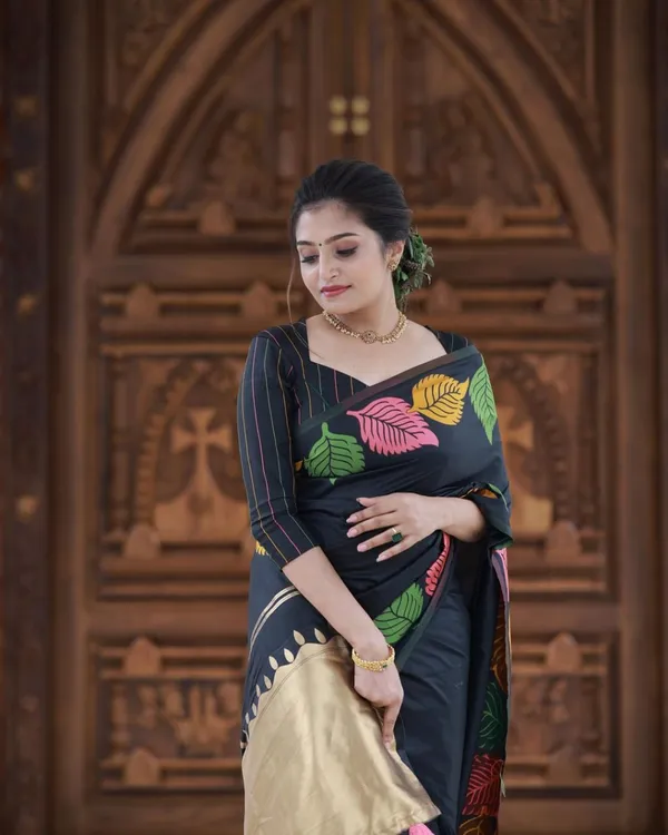 Black_Banarasi_Silk_Zari_Saree_With_Blouse_For_Women