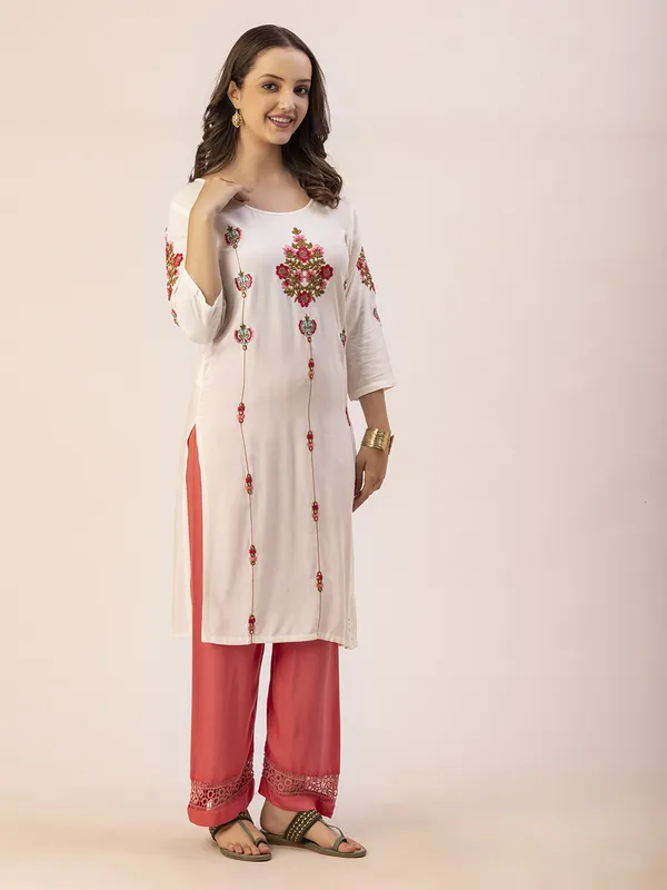 Off_White_Rayon_Slub_Women_Kurta,_Allover_Floral_Emroidery_&_Mirror_Work