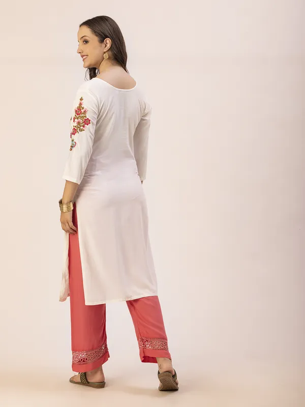 Off_White_Rayon_Slub_Women_Kurta,_Allover_Floral_Emroidery_&_Mirror_Work