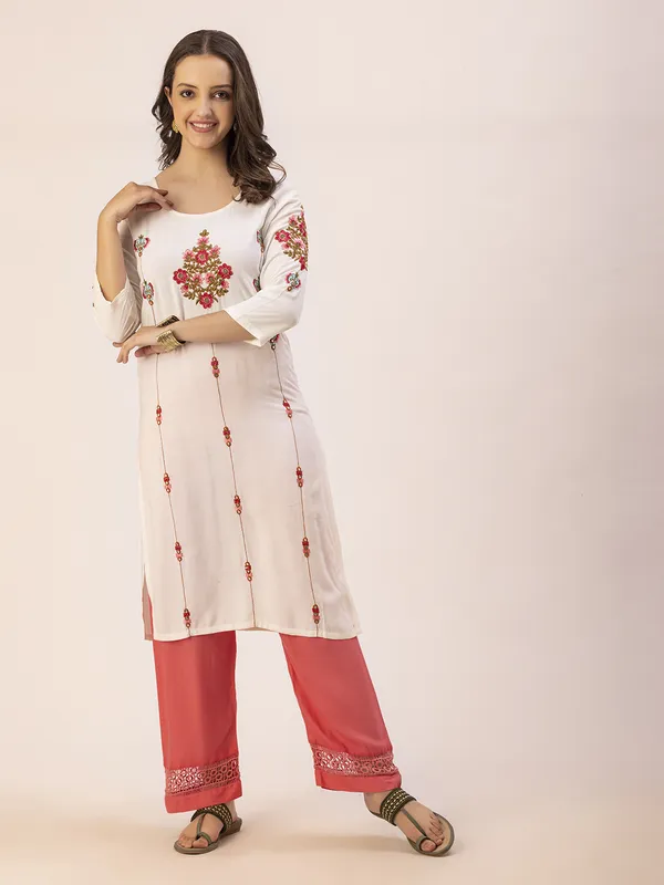 Off_White_Rayon_Slub_Women_Kurta,_Allover_Floral_Emroidery_&_Mirror_Work