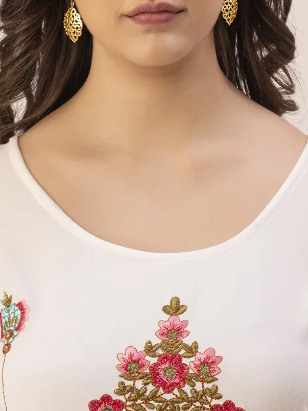 Off_White_Rayon_Slub_Women_Kurta,_Allover_Floral_Emroidery_&_Mirror_Work