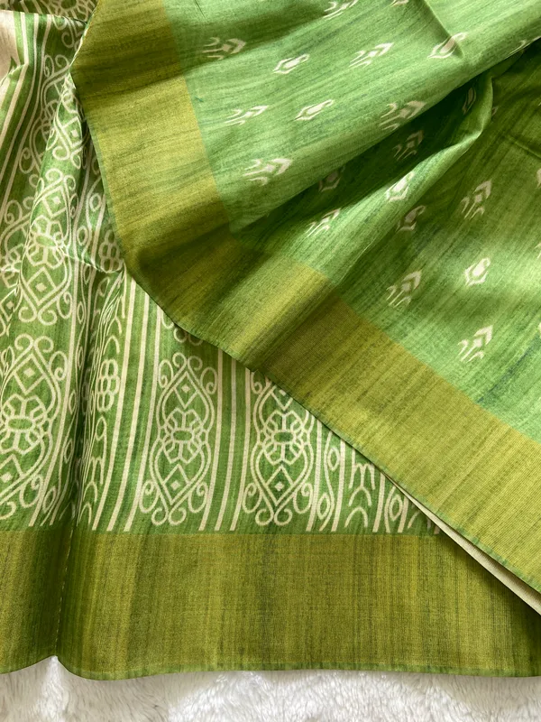 Manjusha_Green_–_Treasured_Navratri_Special_|_Soft_Tussar_Silk_Saree_with_Print,_Border_&_Contrast_Print_Blouse_with_Tassels