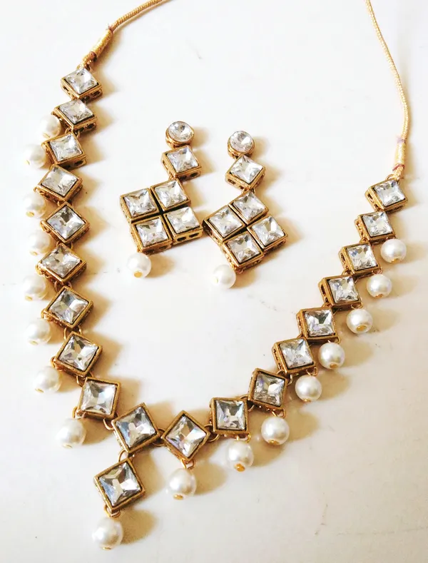 Alloy_Kundan_And_White_Pearl_Necklace_Set