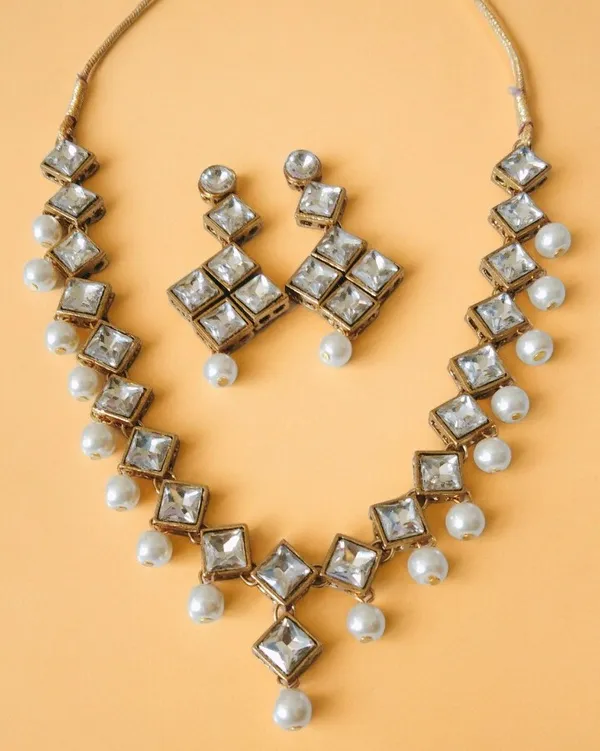 Alloy_Kundan_And_White_Pearl_Necklace_Set