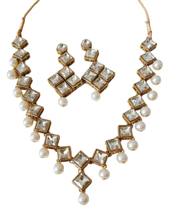 Alloy_Kundan_And_White_Pearl_Necklace_Set