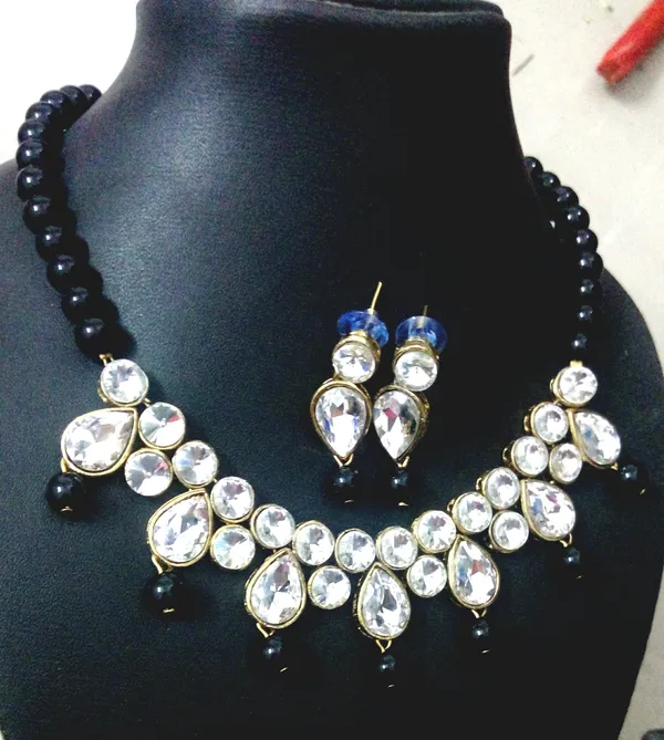 Classic_Black_Alloy_And_Kundan_Necklace_Set