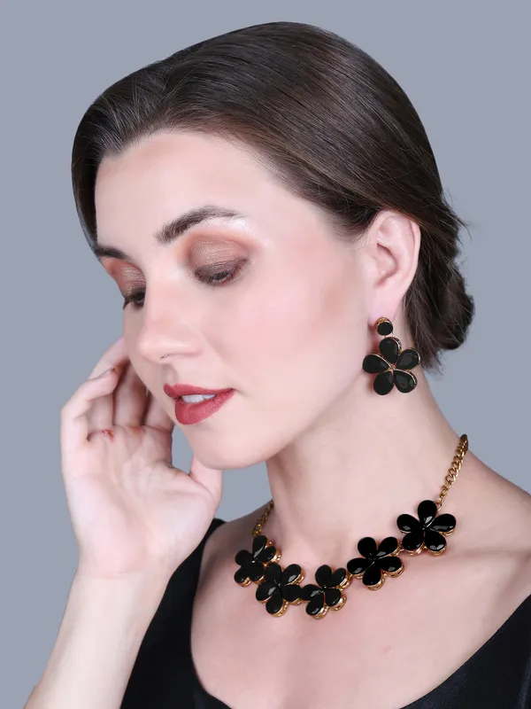Copper_Plated_Pachi_Enamel_Crafted_Black_Flower_Necklace