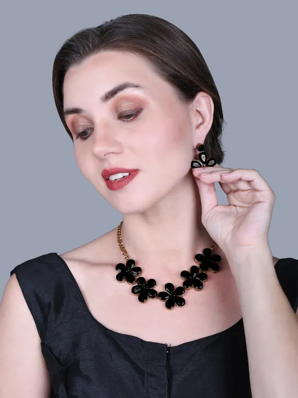Copper_Plated_Pachi_Enamel_Crafted_Black_Flower_Necklace